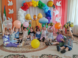 Ура, лето! Младшая группа "Солнышко" приветствовала долгожданное время года с увлекательным развлечением "Здравствуй, лето!" Ура, лето! Младшая группа "Солнышко" приветствовала долгожданное время года с увлекательным развлечением "Здравствуй, лето!".
